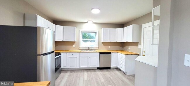 Building Photo - 104 Middleneck Ln