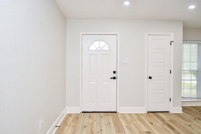 Building Photo - 5642 Cartagena St