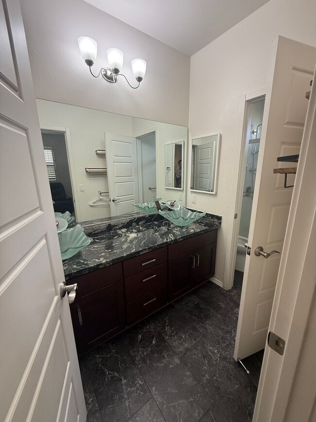 Building Photo - Spacious 4 Bedroom, 2.5 Bath Pet Friendly, Single Family Home.