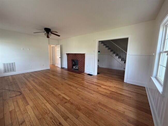 Building Photo - 509 University Dr
