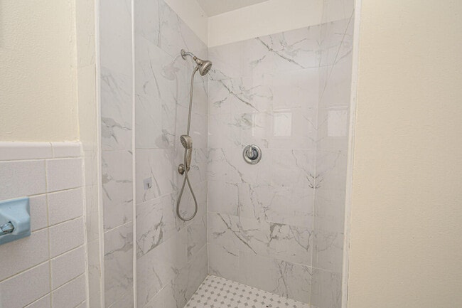 Building Photo - 2213 2nd St SW