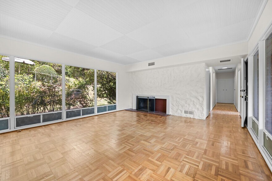 Building Photo - Classic Mid-Century home moments from Fryman Canyon