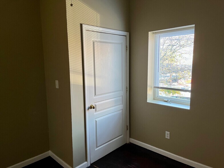 Building Photo - 105 W Market St