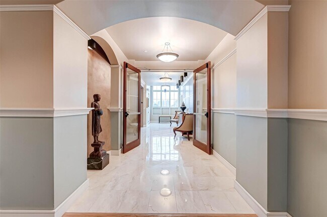 Building Photo - 1616 Fountain View Dr
