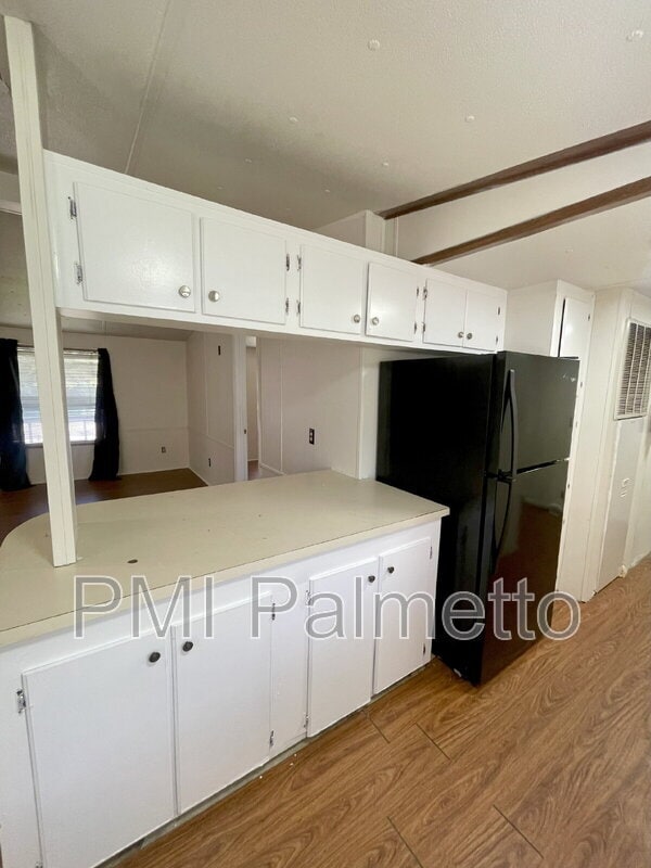 Building Photo - 106 S Witt St