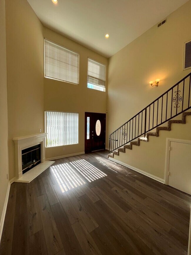 Building Photo - Upgraded 3+2.5 end unit w/attached garage ...