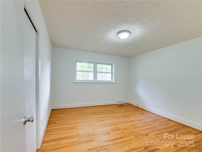 Building Photo - 1422 Holmes Dr