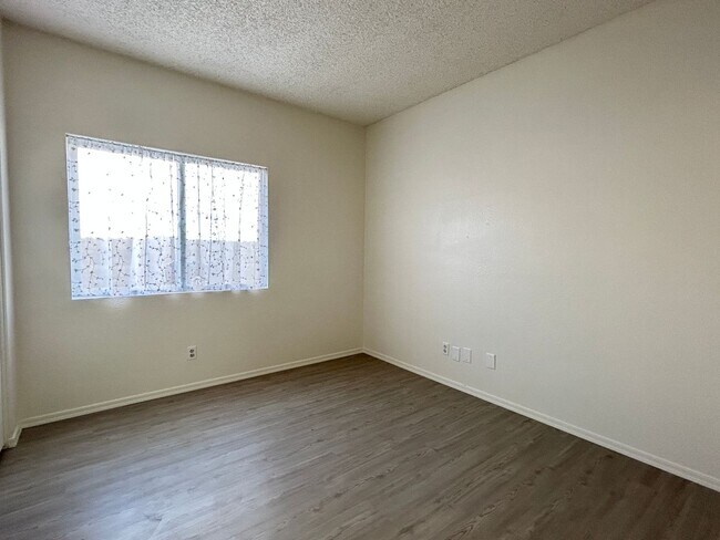 Building Photo - MUST SEE HOME IN AVONDALE WITH POOL!