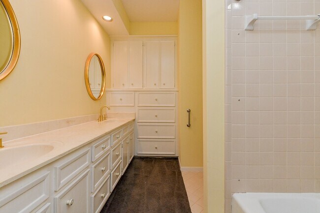 Building Photo - 1231 Creekford Cir