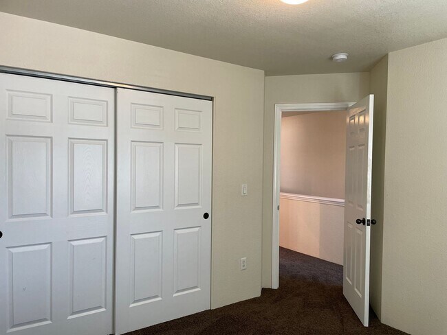 Building Photo - Very Nice 3 Bedroom 2.5 Bathroom Townhome ...
