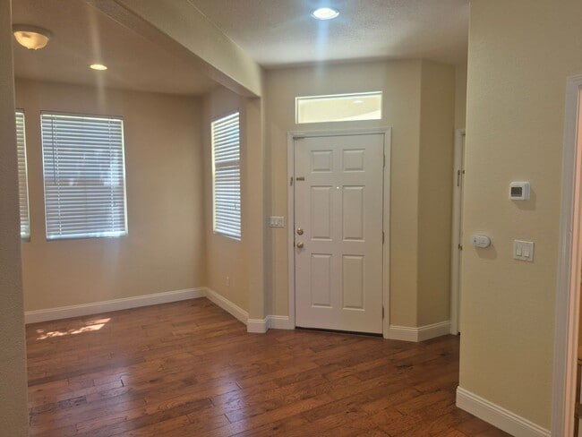 Building Photo - Adorable 3 bedroom 2.5 bath with loft