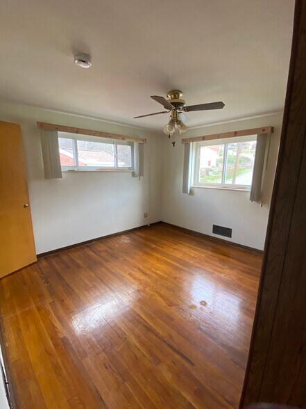 Building Photo - 906 Woodland Ave