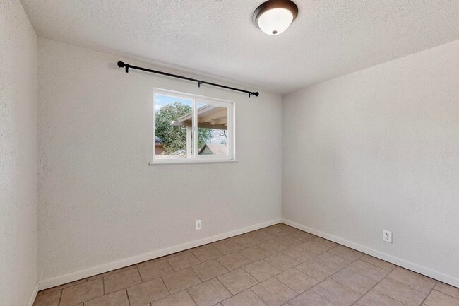 Building Photo - NE 3 bedroom 1 bath 1348/sf