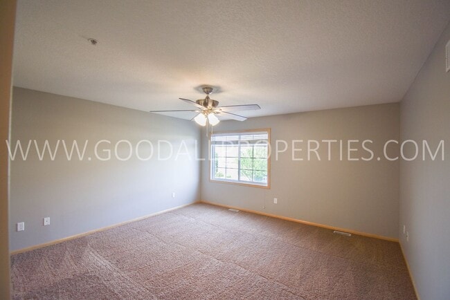 Building Photo - 2 Bedroom, 1.5 Bath Townhome in Jordan Creek area!