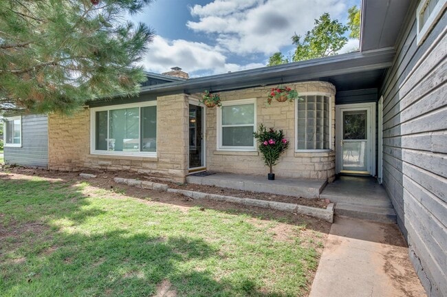 Building Photo - PRE-LEASING for AUGUST Move in - Recently Remodeled 4/2/1 near Texas Tech