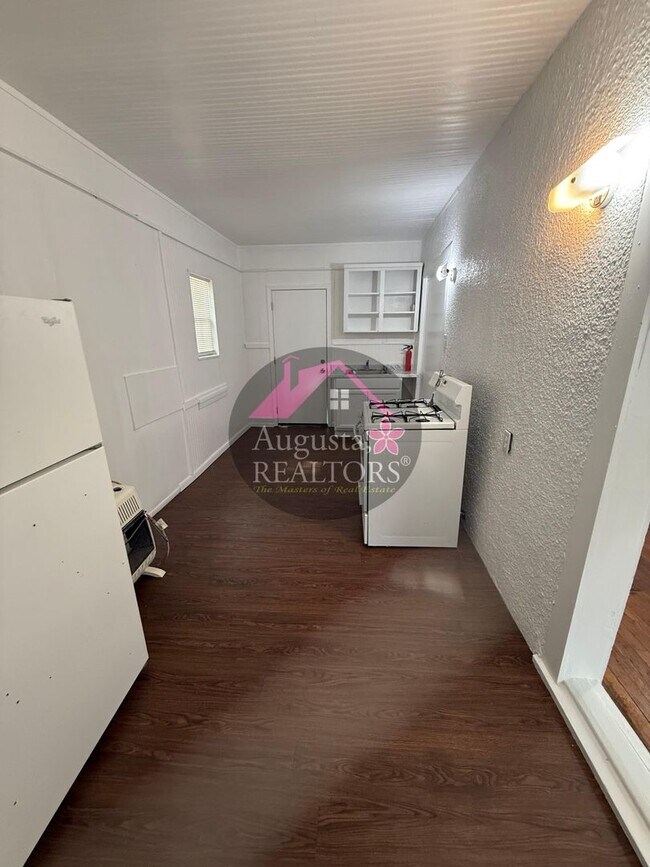 Building Photo - Large one bedroom near ACU