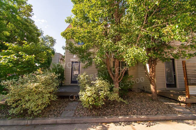 Building Photo - 318-320 W Myrtle