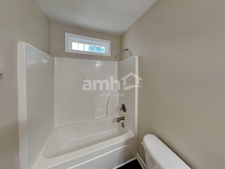 Building Photo - 122 Tilton Dr