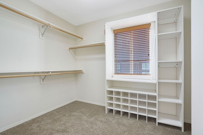 Building Photo - 4Bd/2.5Ba Two Story House - Available to View!