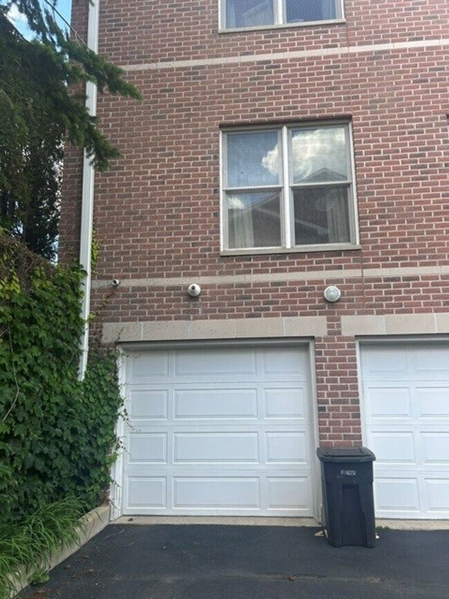 Building Photo - 443 54th St