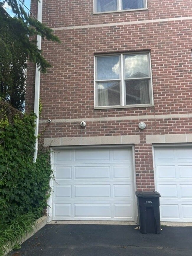 Building Photo - Beautiful 3 bedroom townhome in Harbor Park!