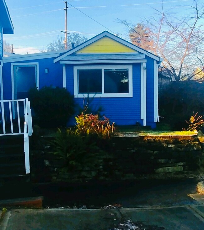 Building Photo - 1129 Pleasant Ave