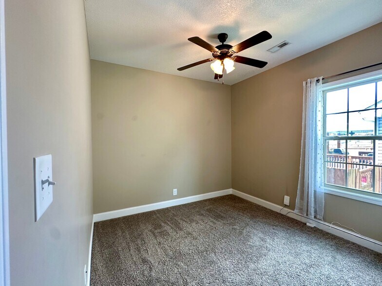 Building Photo - 1124 Eagle's View Dr