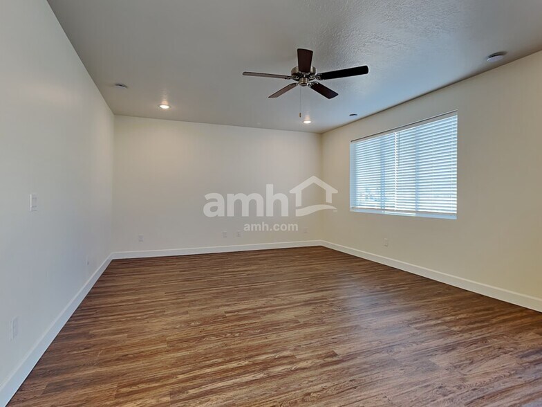 Building Photo - 259 N Dry Crk Rd