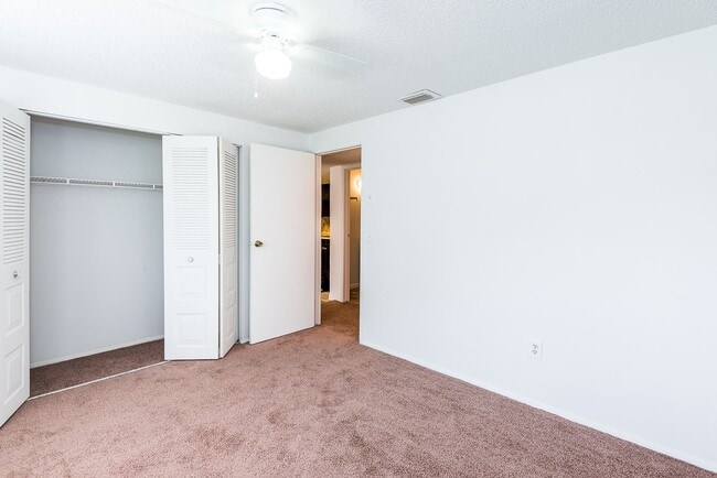 Building Photo - IDEAL CENTRAL LOCATION IN PORT CHARLOTTE