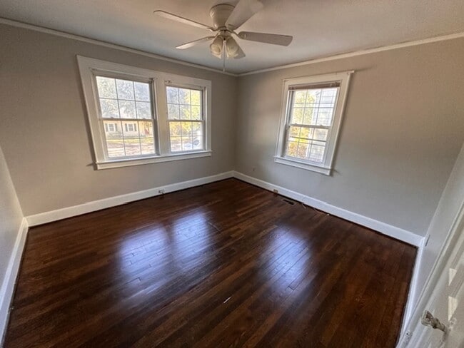 Building Photo - Move In Special! Cute Rosewood Bungalow