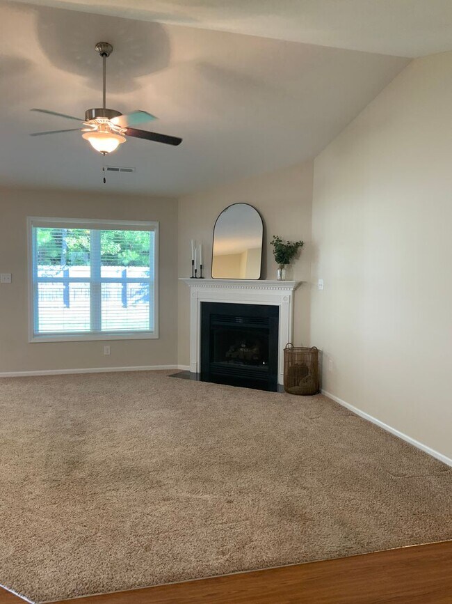 Building Photo - Move in ready home in New Bern