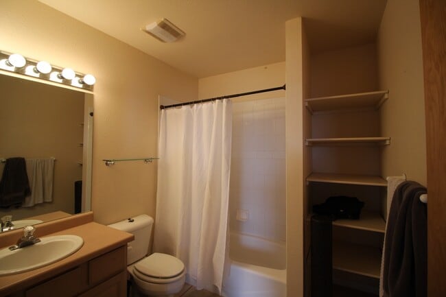 Building Photo - Spacious one bedroom, one bath apartment i...