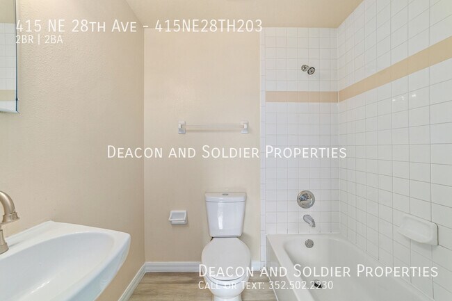 Building Photo - 415 NE 28th Ave