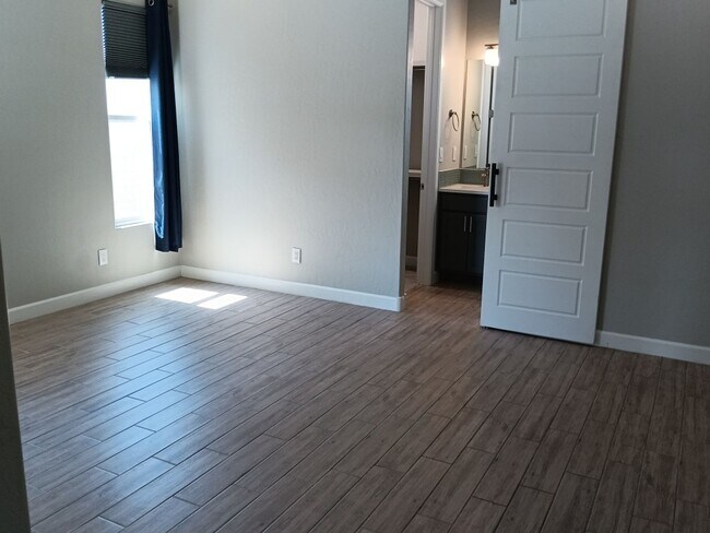 Building Photo - Stunning 4-bedroom, 3.5-bathroom home loca...