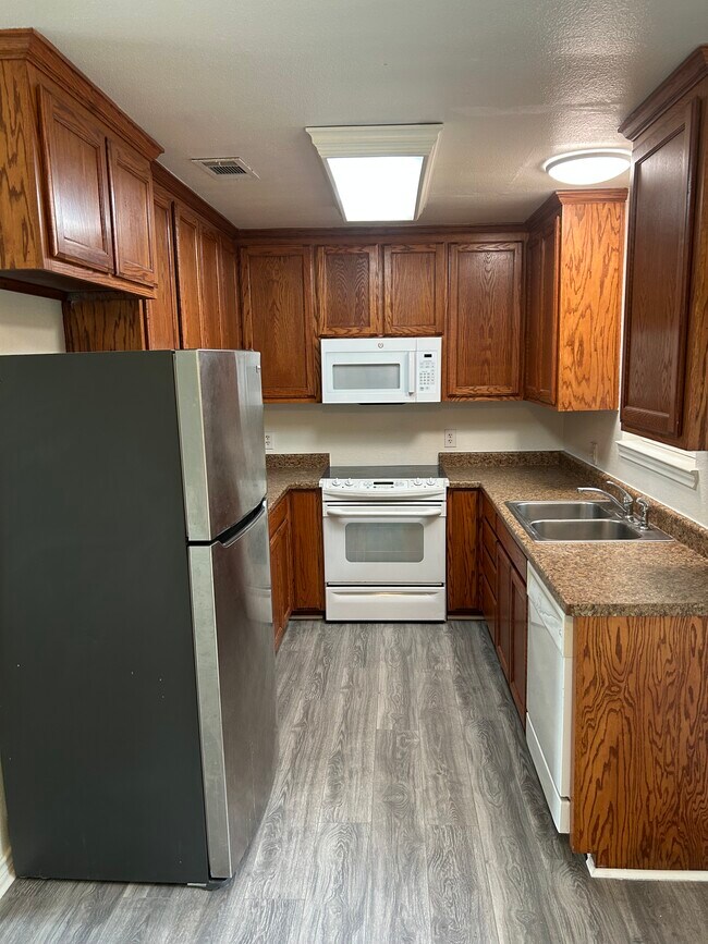 Building Photo - 2706 N Hickory St