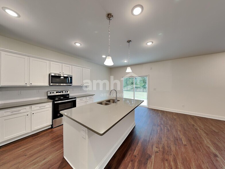 Building Photo - 3860 Chivalry Dr