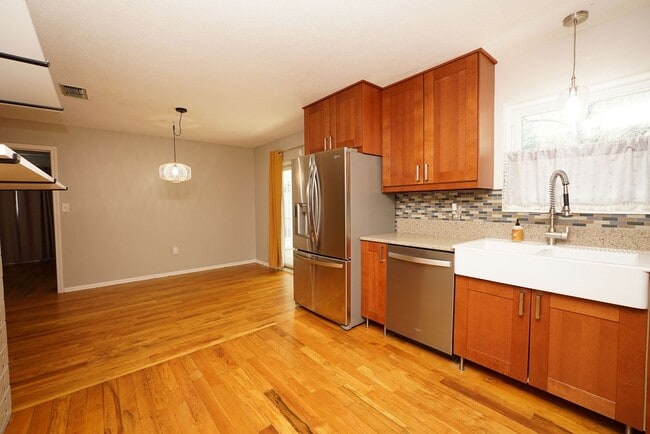 Building Photo - 4 Bedroom Home in Valparaiso- Near Eglin AFB