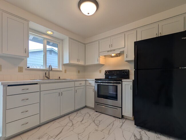 Building Photo - Nice 2 Bedroom, 1-Bath Duplex In Thurston Area of Springfield!
