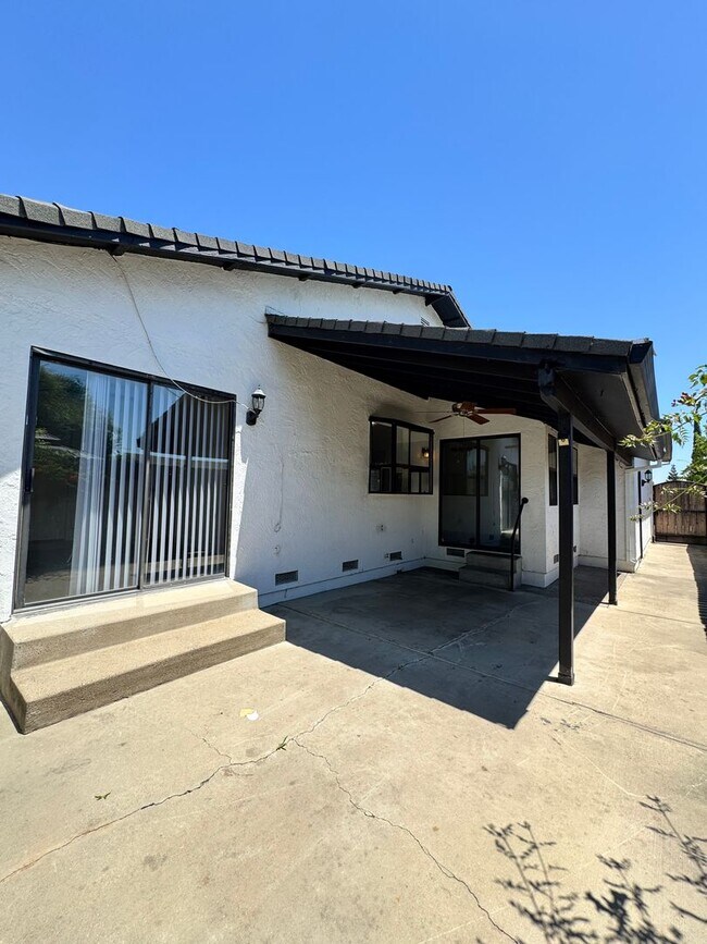 Building Photo - Available now! 3 Bed/2 Bath Home
