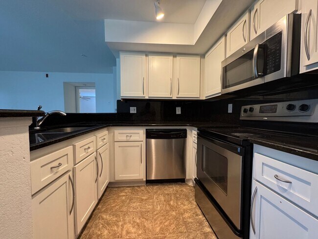 Building Photo - Metrowest 2BR/2BA Condo – Ground Floor Con...