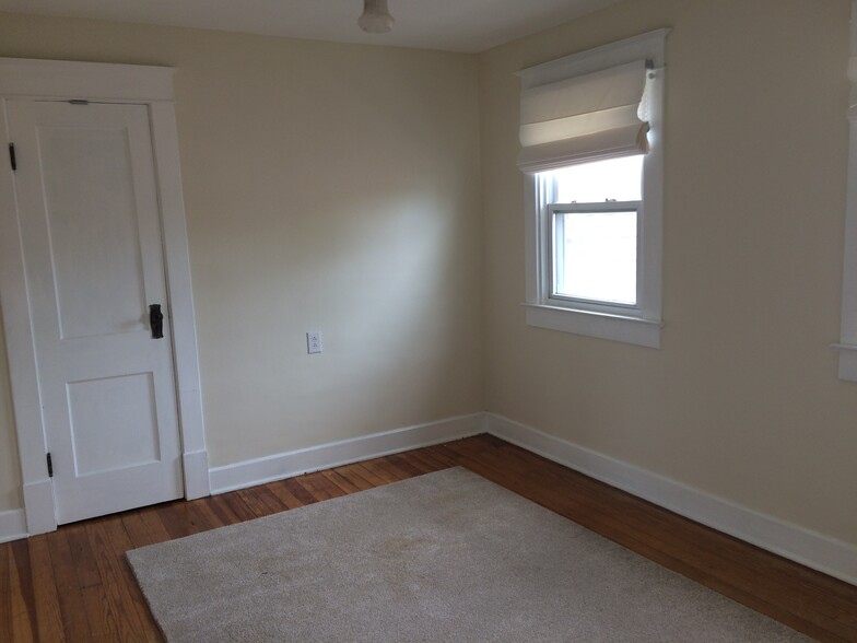 Bedroom 2 - 964 E Bradbury Ave