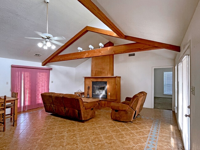 Building Photo - 10642 FM 906