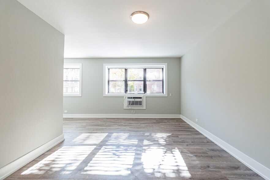 Building Photo - 525 W Surf St