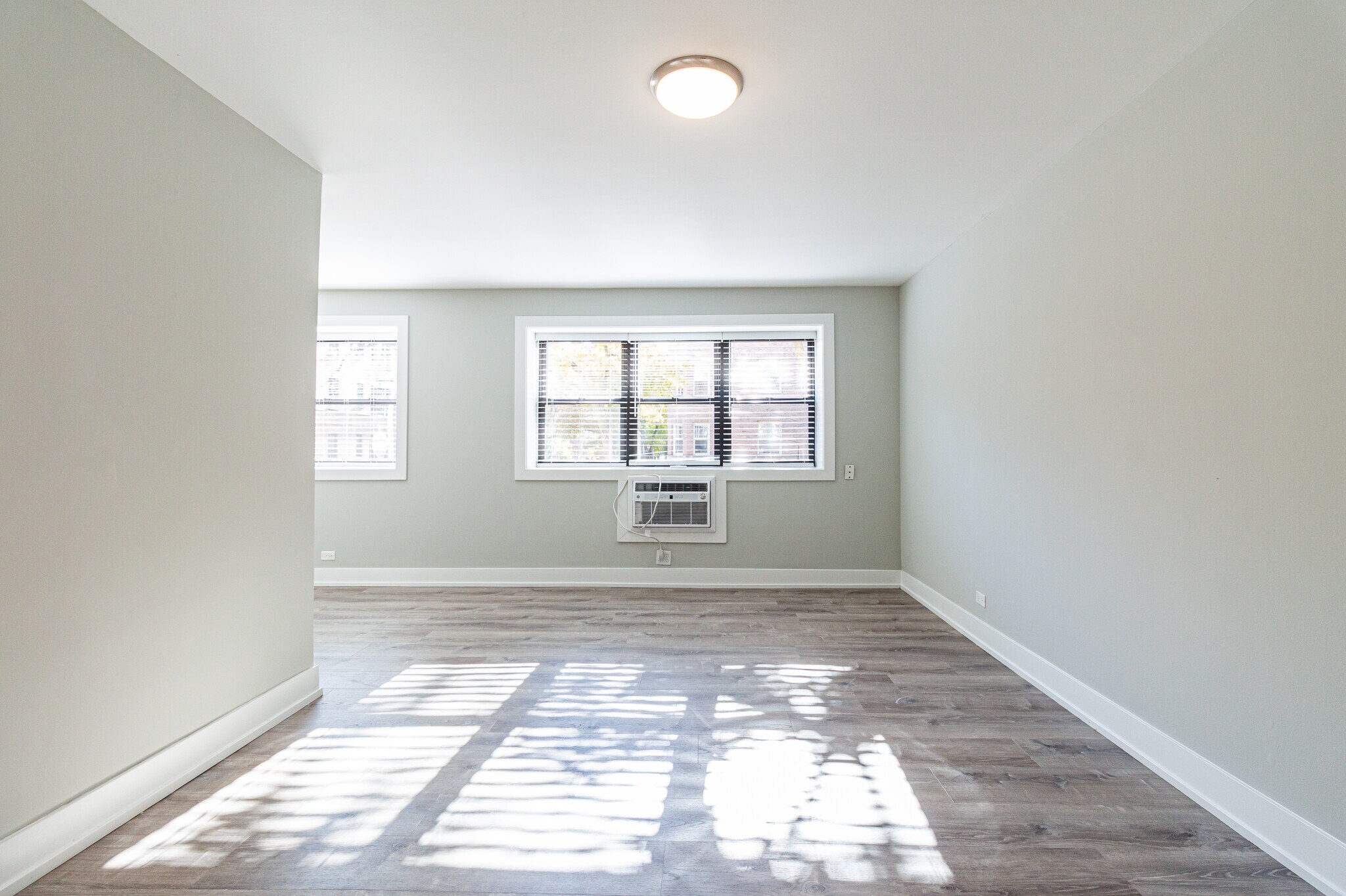 Building Photo - 525 W Surf St