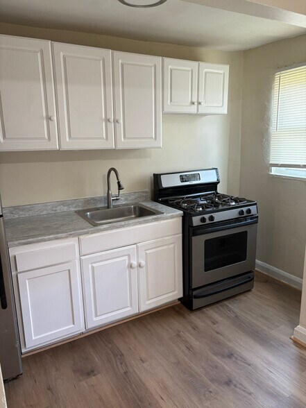 Building Photo - 821 Bonaparte Ave