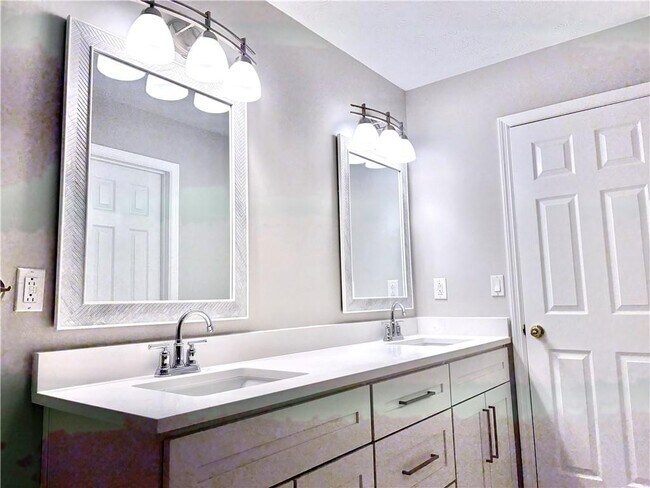 Building Photo - 1505 Yorktown Dr NW