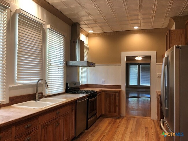 Building Photo - 414 W San Antonio St