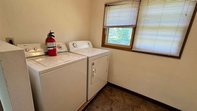 Building Photo - $2,100 | 4 Bedroom, 1.5 Bathroom Multi Flo...