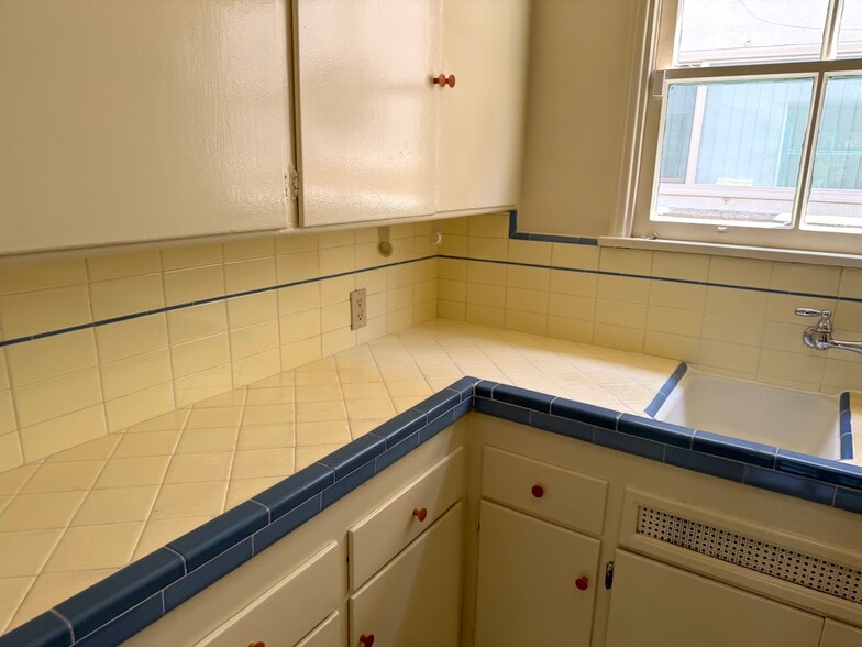 Building Photo - 5408 1/2 Franklin Ave