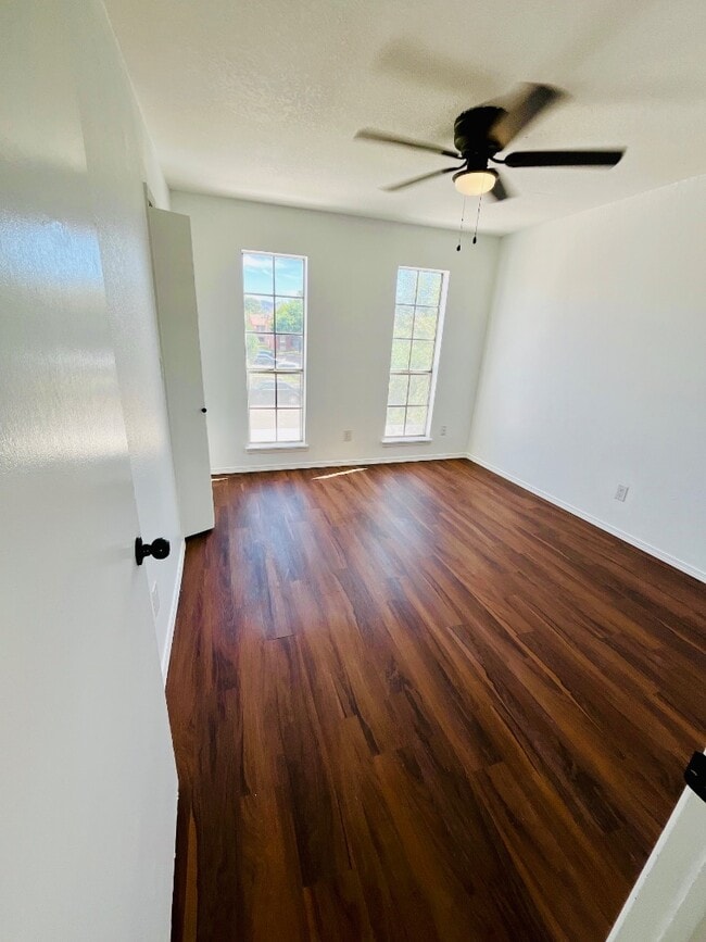 Building Photo - 5509 Oakbriar Cir
